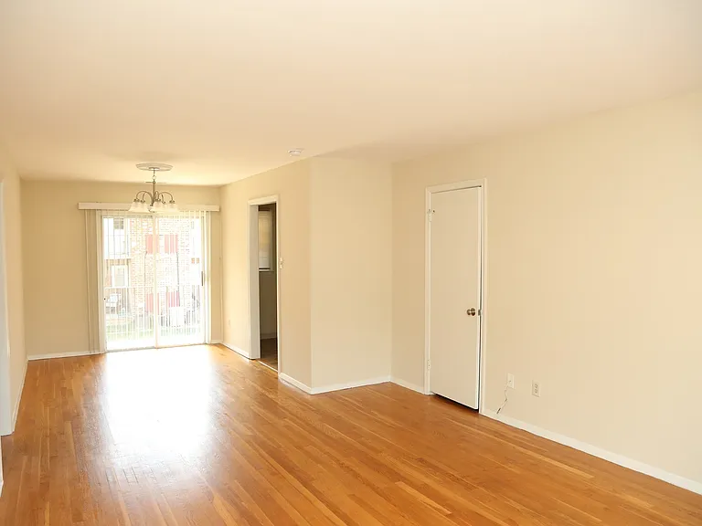 Hessian Hills Apts — Photo 15