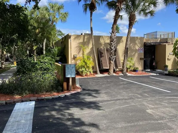 16023 Kingsmoor Way, Miami Lakes, FL 33014