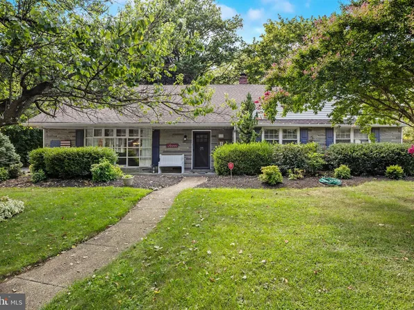 12 Greenvale Rd, Moorestown, NJ 08057