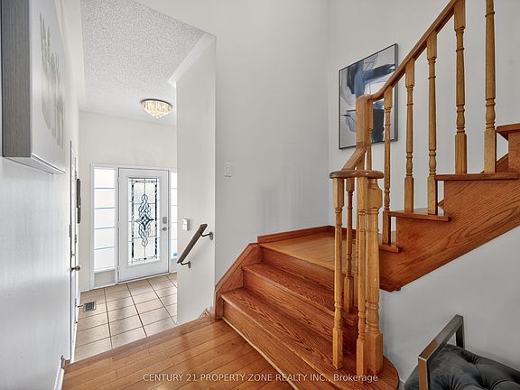 5th image of 16 Sweet Clover Cres