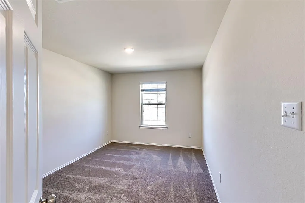 3 bed, 2.5 bath, 2085 sqft, $2,000 — Photo 2
