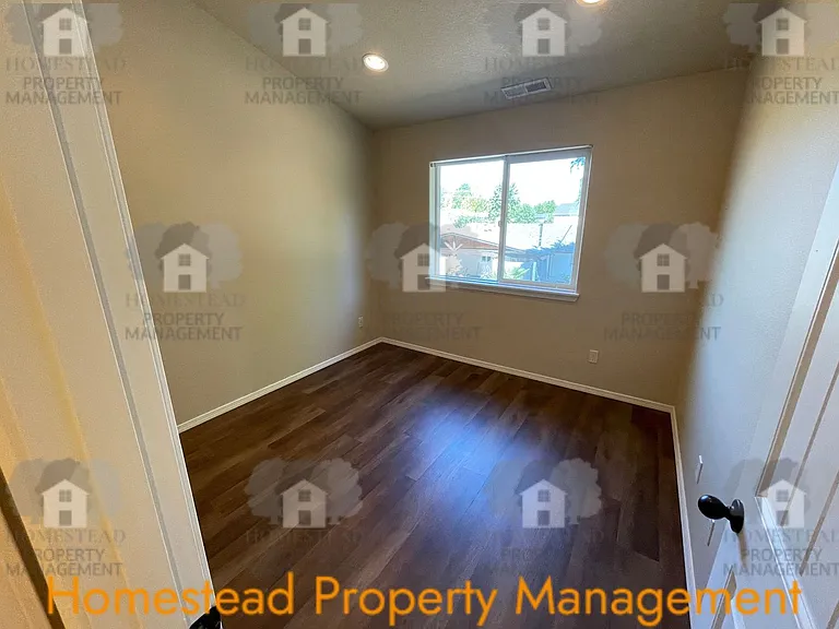 1449-1451 Northgate Dr — Photo 12