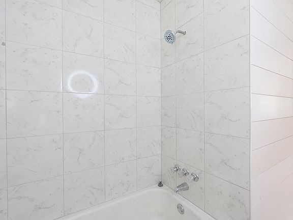 3rd image of 102 Oakridge Dr