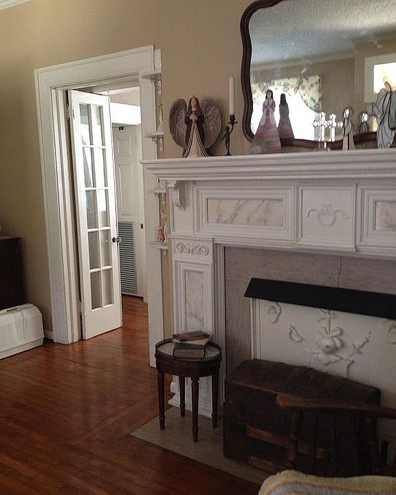  LR Fireplace gas logs