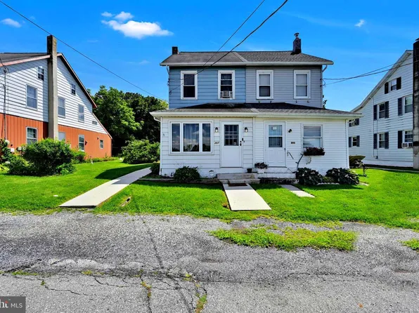 207 E Hunter St, Lyon Station, PA 19536