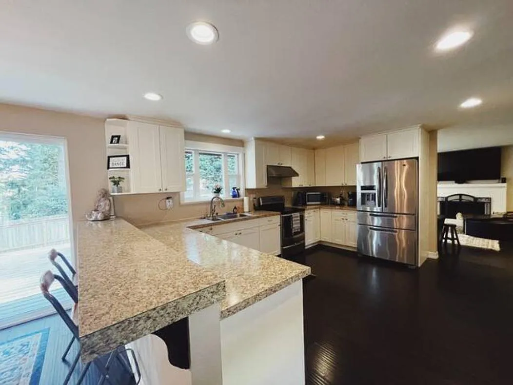 3 bed, 1433 sqft, $3,395 — Photo 3