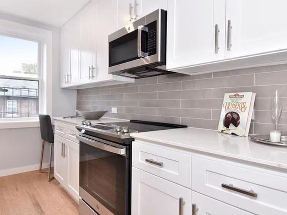 4th image of 4407 W 4th St