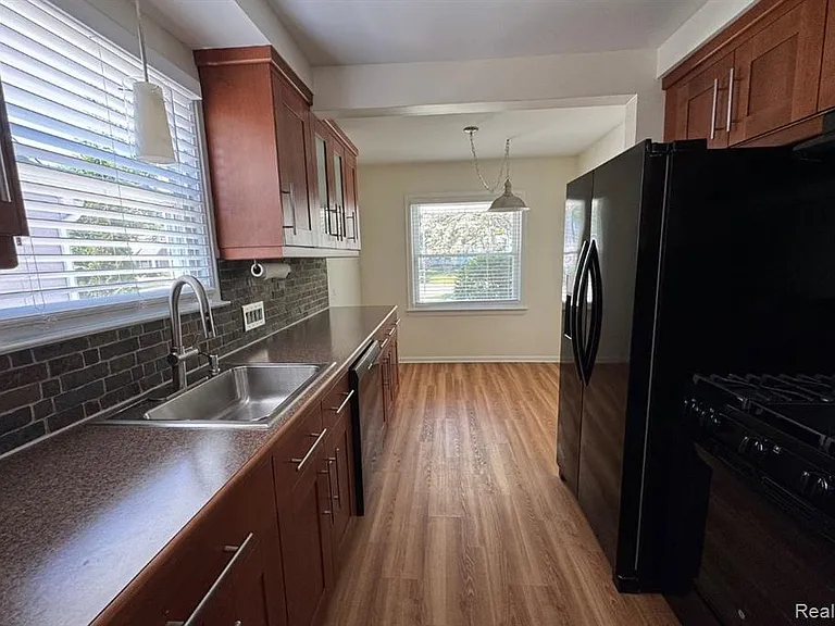 128 Girard Ave — Photo 9