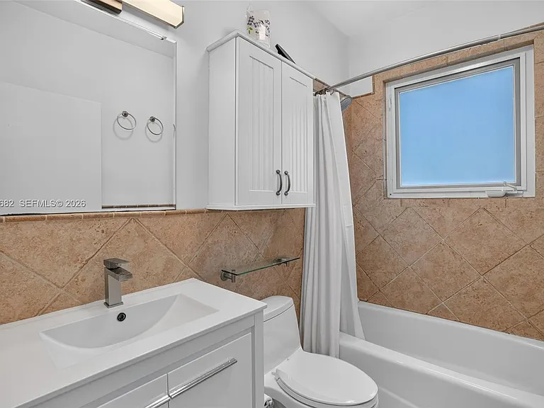 1212 Medina Ave — Photo 16