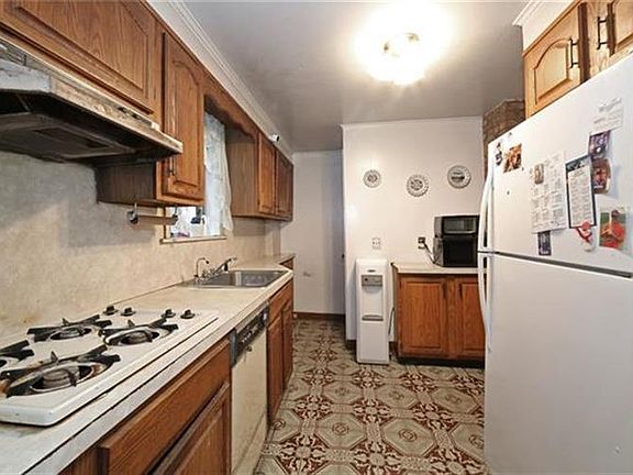 5th image of 814 Woodbine Ave