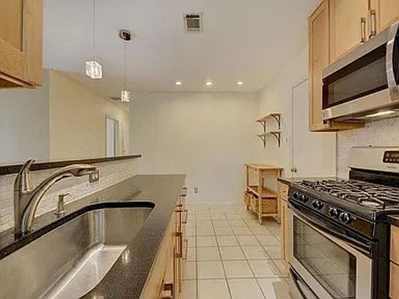 2nd image of 1005 Daphne Ct