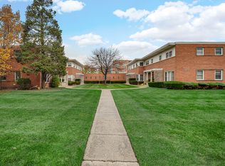 706 E Shabonee Trl, Mount Prospect, IL 60056