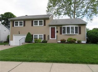 1962 Woodbury Rd, Bethlehem, PA 18017