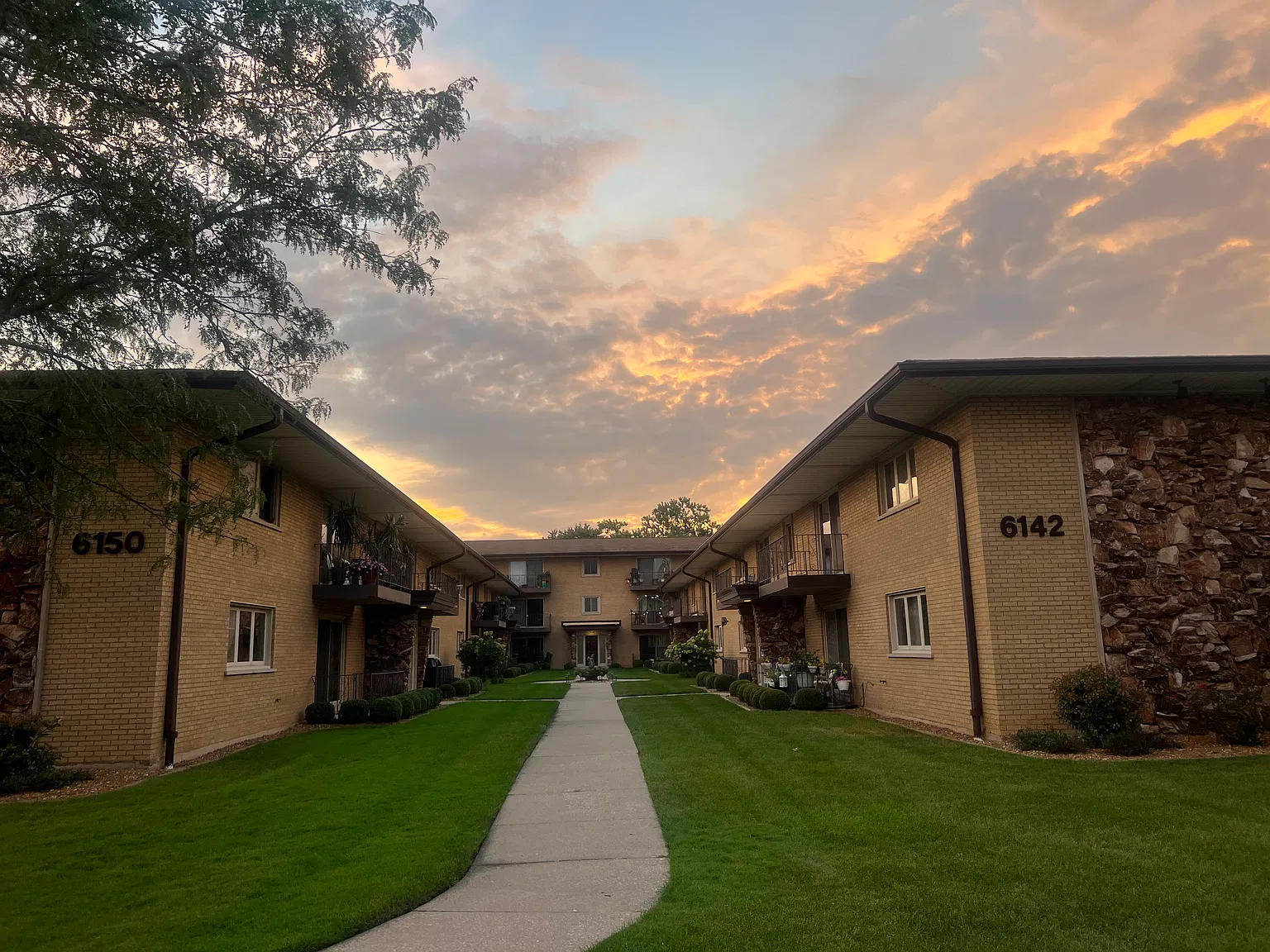 2 bed, 1000 sqft, $2,100 — Photo 2