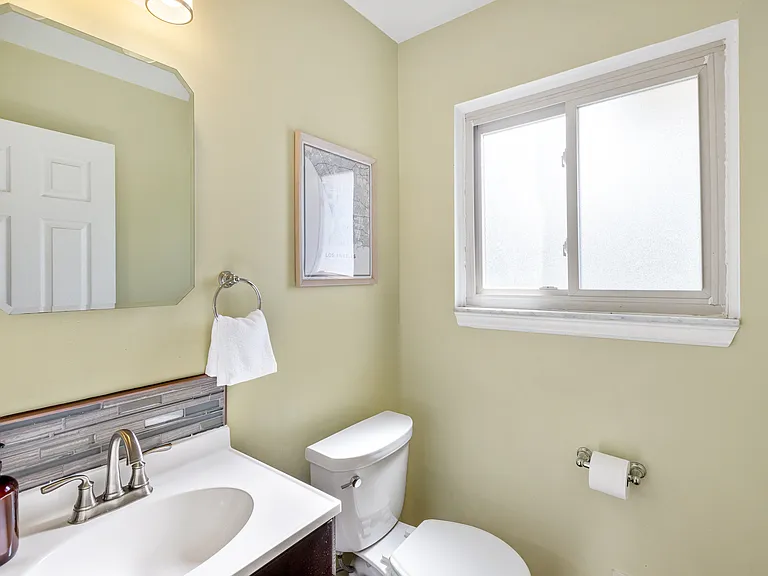 2140 Adrienne Dr — Photo 10