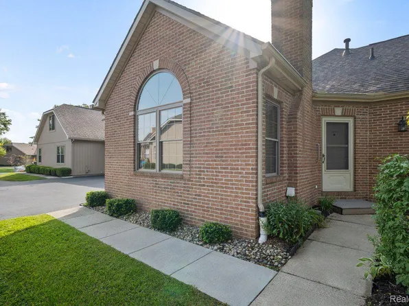 624 Perry Creek Dr, Grand Blanc, MI 48439