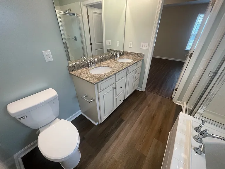 2410 Walthall Ct — Photo 9