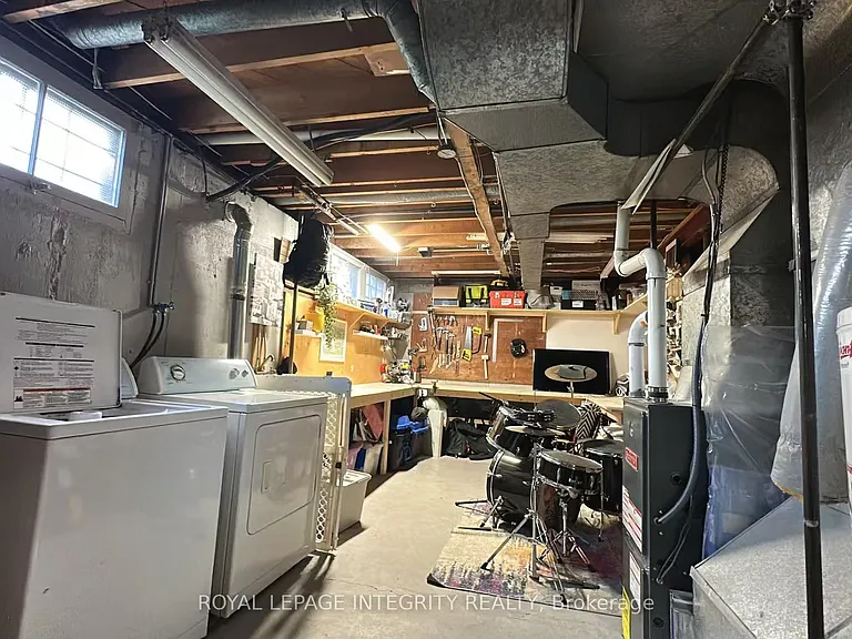 870 Claude St — Photo 16