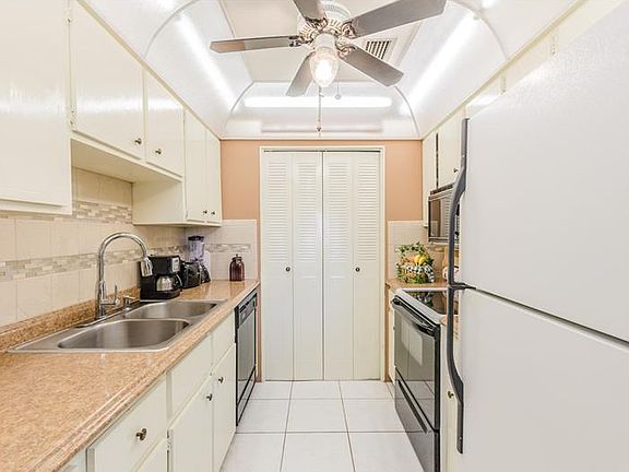 4th image of 1235 S Highland Ave #1308