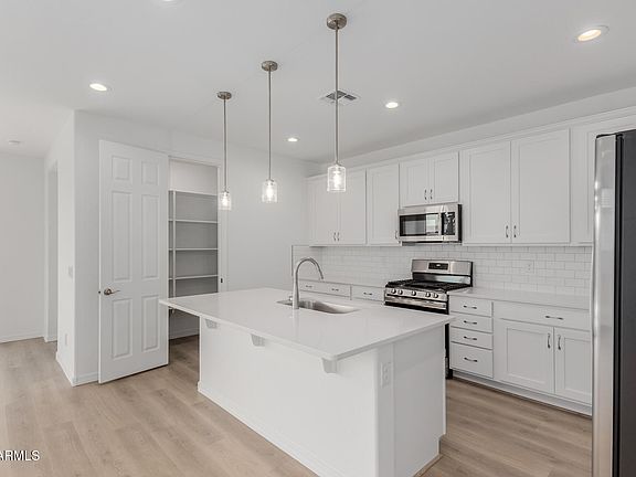 4th image of 19565 W CAMBRIDGE Avenue