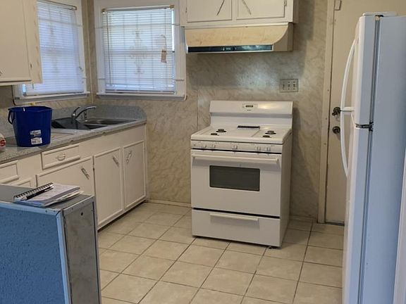 Kitchen. Fridge and stove included.
