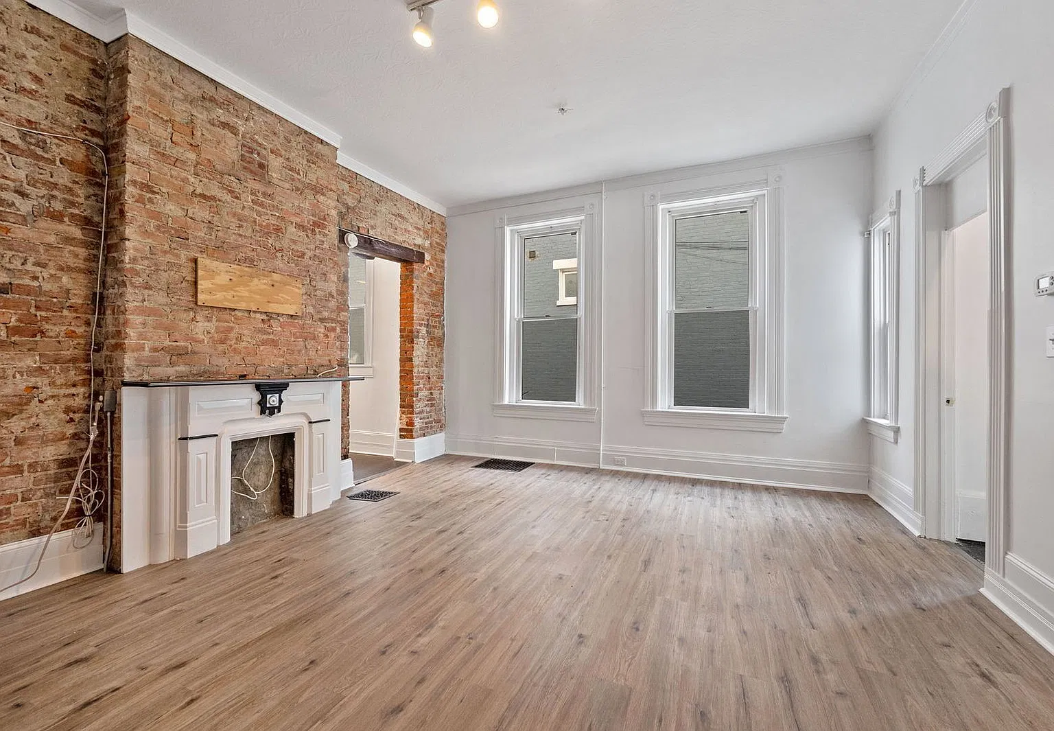 7 bed, 3.0 bath, 3200 sqft, $5,495 — Photo 2
