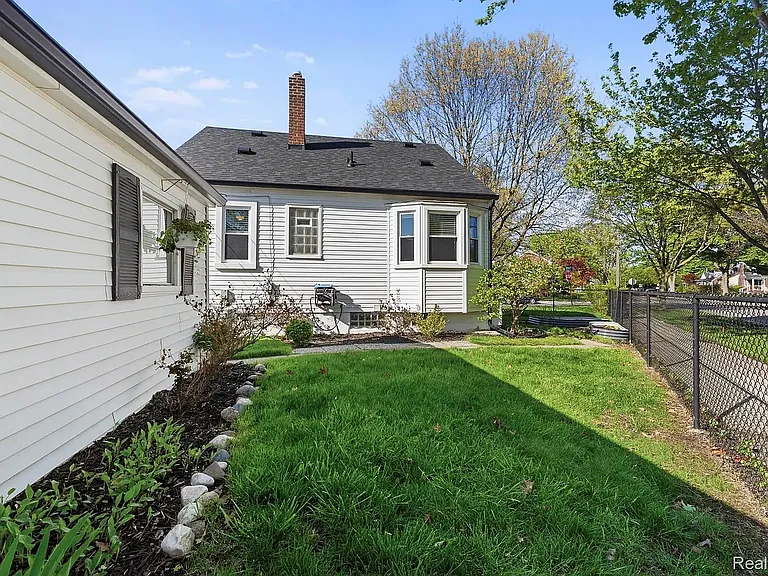 23080 Audette St — Photo 11