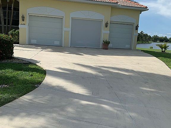 3 Car Garage! Old drive!