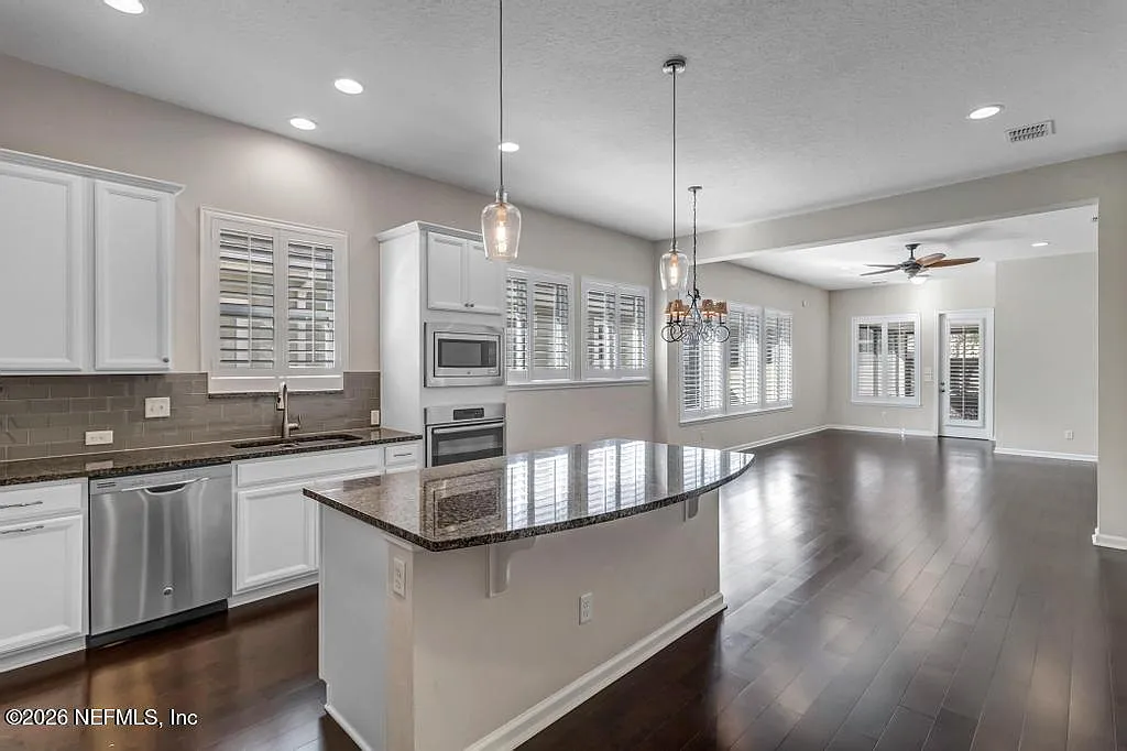 3 bed, 2.0 bath, 1683 sqft, $3,400 — Photo 2
