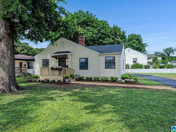 3rd image of 741 Center Pl SW