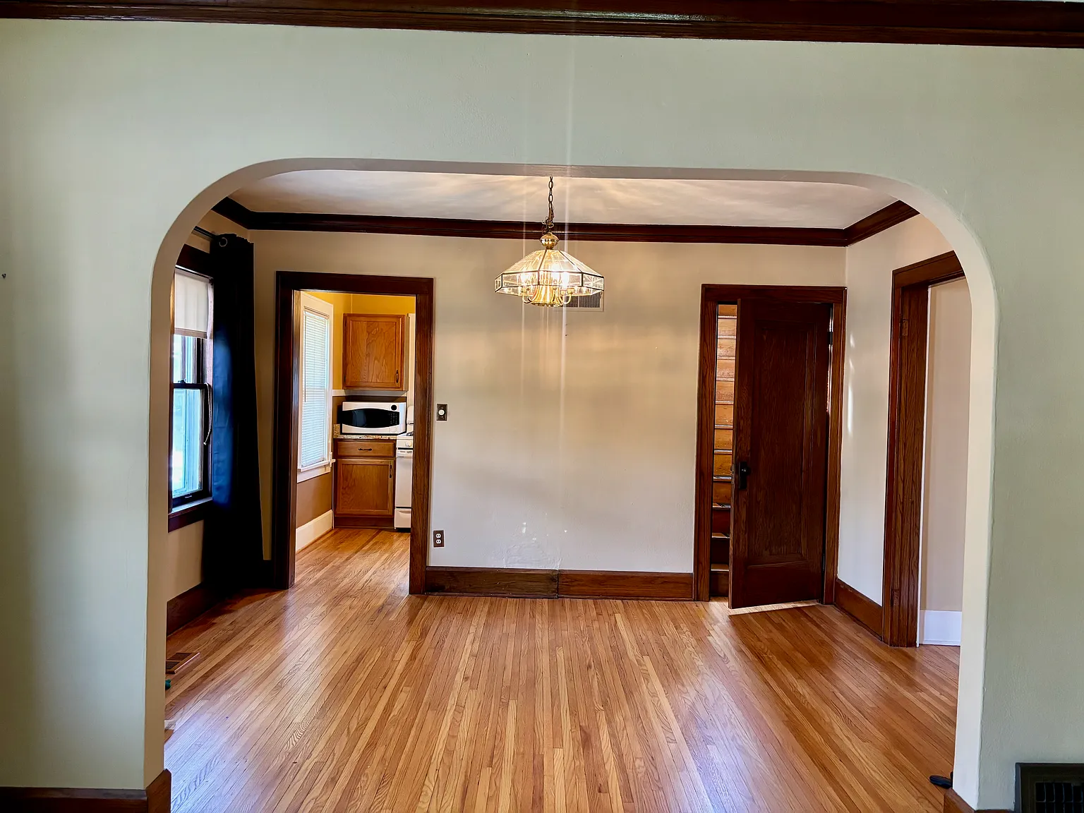 3 bed, 1900 sqft, $1,975 — Photo 2
