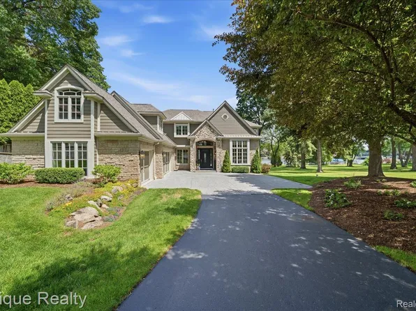 4312 Sashabaw Rd, Waterford, MI 48329