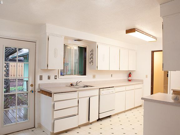 2nd image of 10250 SW 82nd Ave