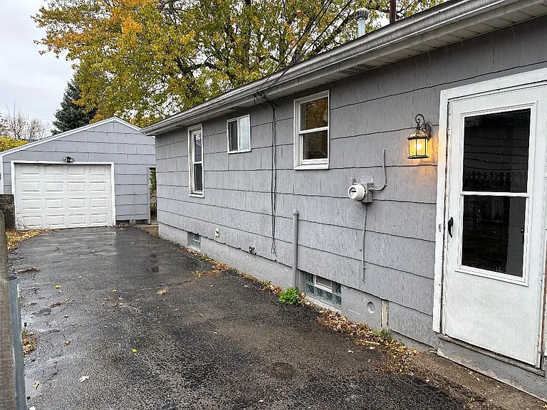 190 Aurora Ave — Photo 3