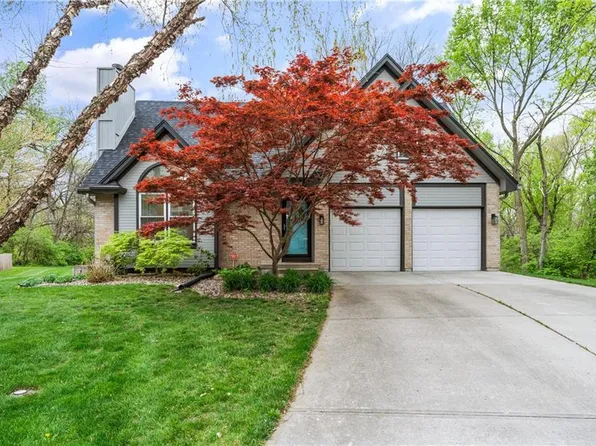 901 NW Pennington Ct, Blue Springs, MO 64015