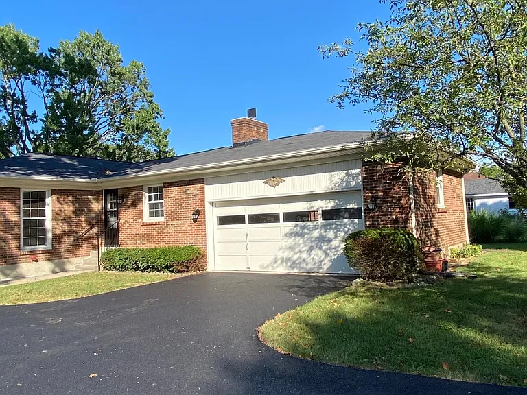402 Gatehouse Ln — Photo 2