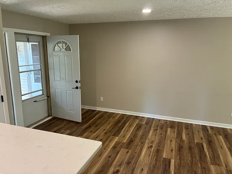 212 E Chimney Hill Dr — Photo 4
