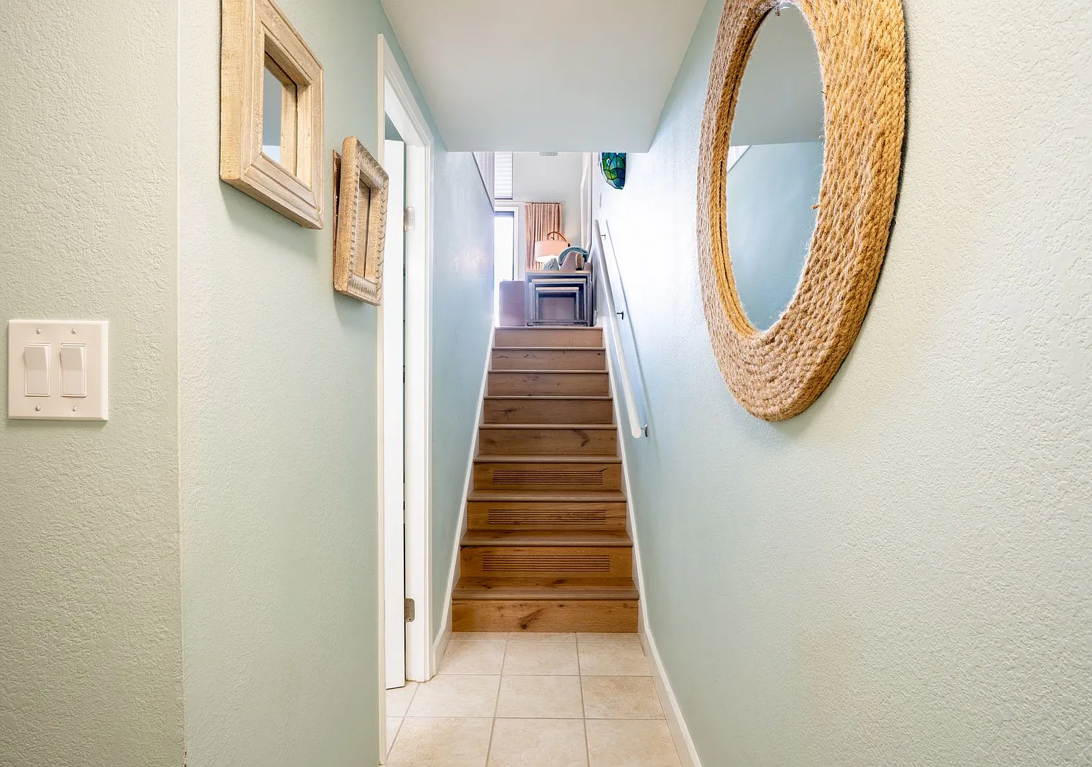 Sophisticated Beachfront Escape with Panoramic Ocean Views — Photo 2