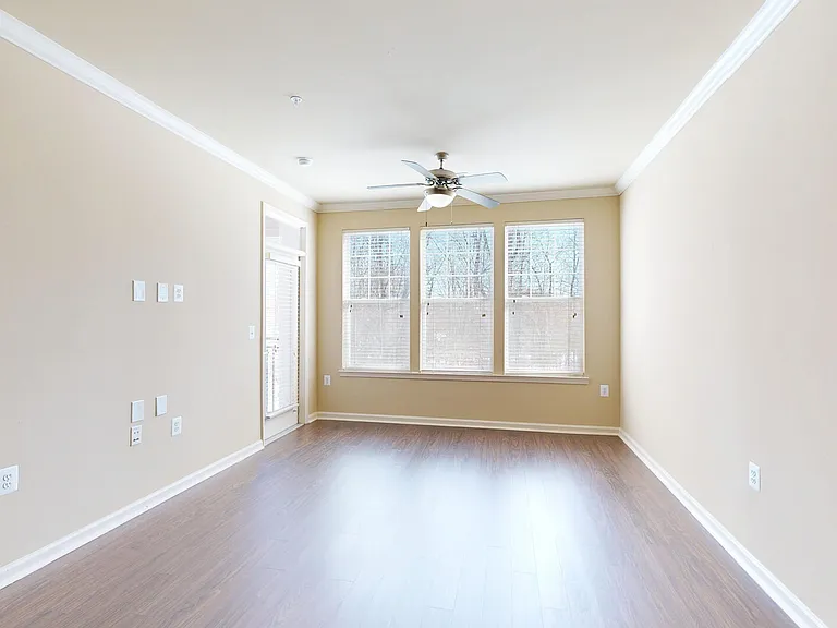 Signal Hill Apartment Homes — Photo 36