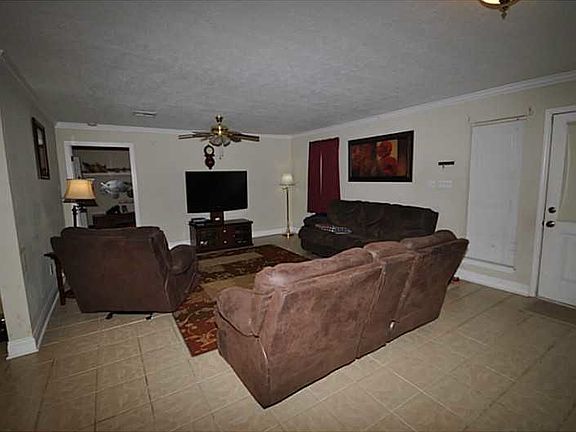 4th image of 1009 Garden Dr