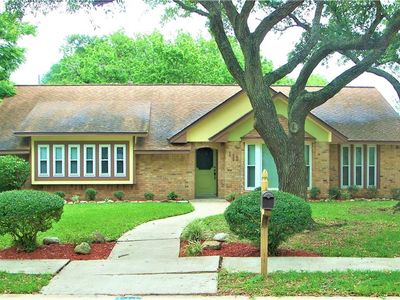 111 Flag Dr E, Lake Jackson, TX, 77566