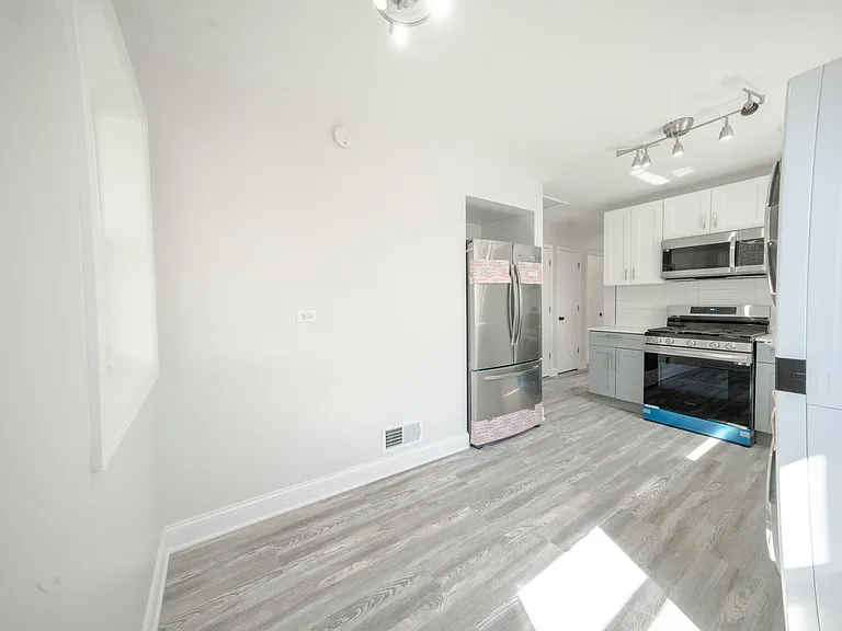 2242 N Lavergne Ave — Photo 2