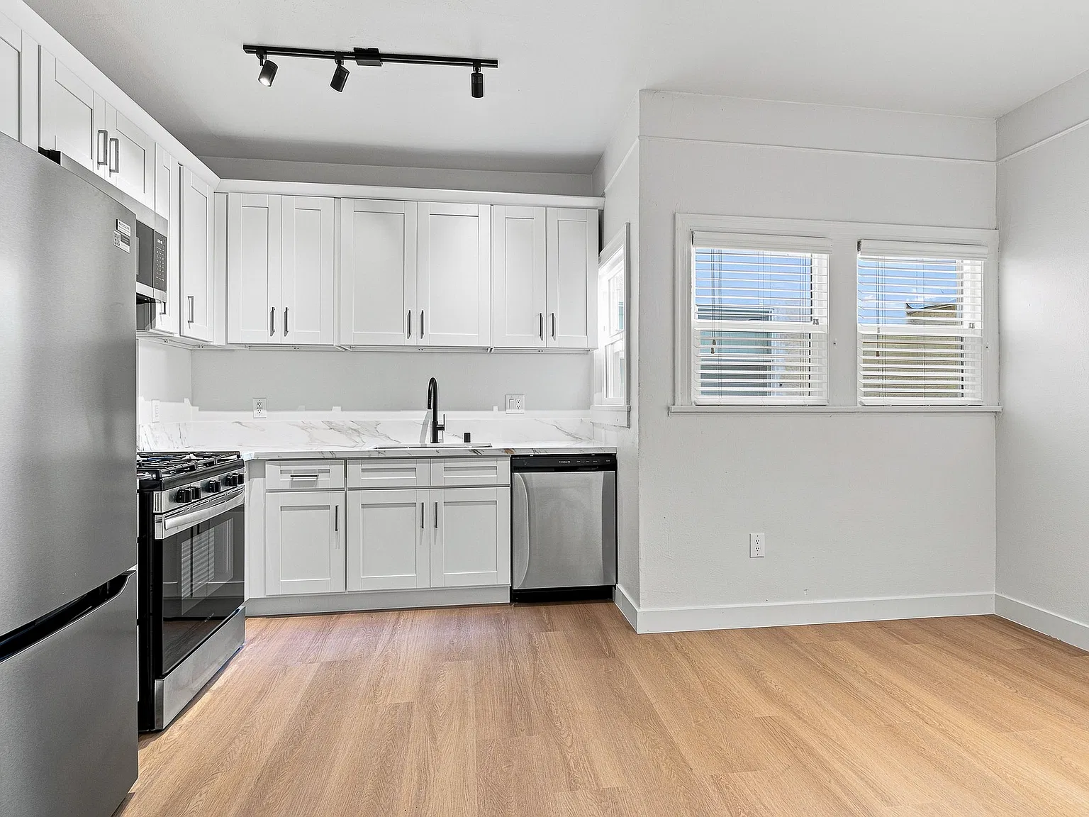 2 bed, 900 sqft, $2,562 — Photo 3