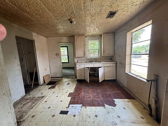 4th image of 901 Sherman St