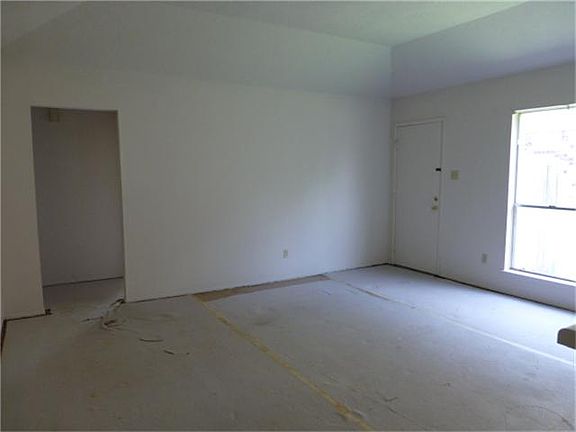 Living area w/high ceilings