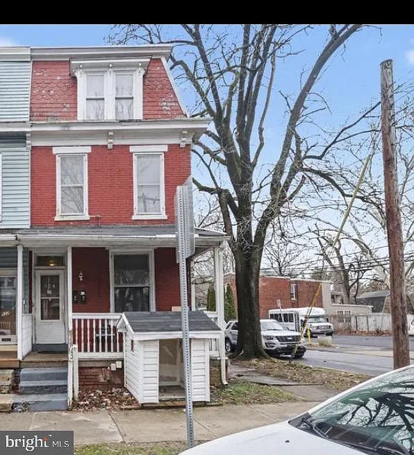 3 bed, 1.0 bath, 1800 sqft, $1,500 — Photo 1