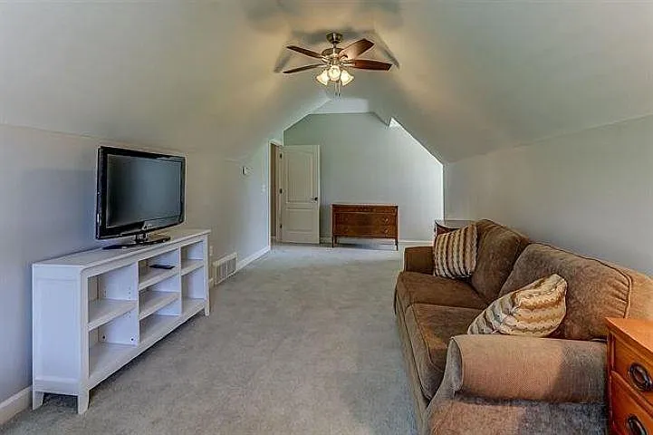 2520 Fox Hill Dr — Photo 22