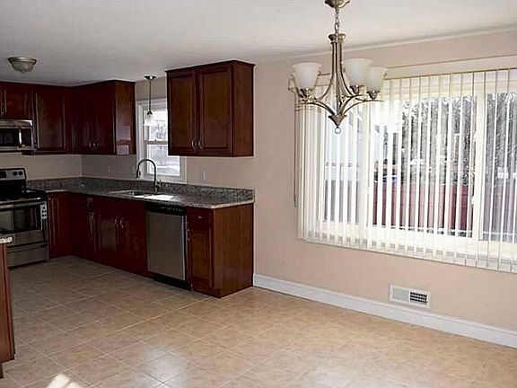 Dining Room. Bright & Sunny.