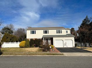 4 Neubrech Ct, Jericho, NY 11753