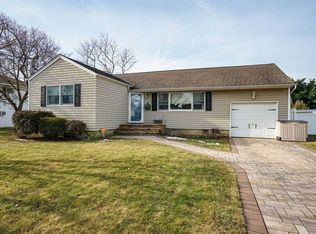 142 E 5th St, Deer Park, NY 11729